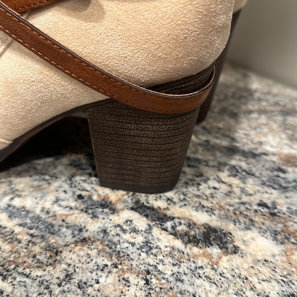 Pierre Dumas SZ 8 1/2. Booties. Cream distressed color - Picture 6 of 8